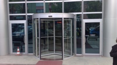 Alüminyum Fotoselli Döner Kapılı Hastane Girişi